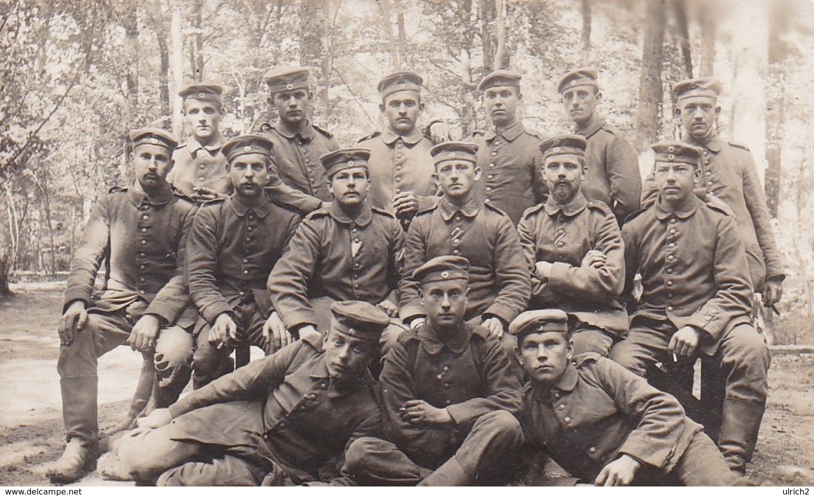 AK Foto Gruppe Deutsche Soldaten - Abzeichen Zigaretten - Frankreich - 1915 (45991) - War 1914-18