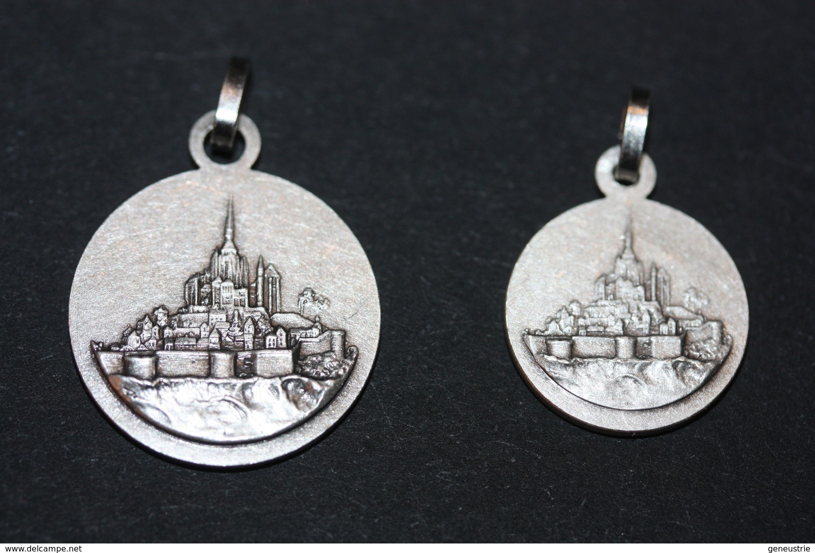 Série De 2 Pendentifs Médailles Religieuses "Saint Michel Terrassant Le Dragon - Mont Saint Michel" - Pendentif Médaille - Religion & Esotericism