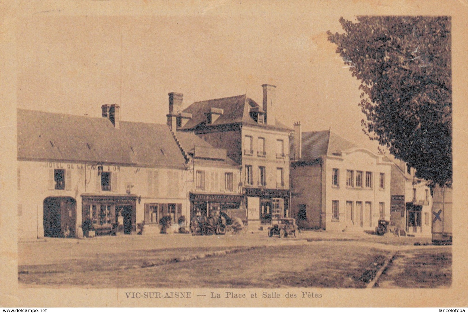 02 - VIC SUR AISNE / LA PLACE ET SALLE DES FETES - Vic Sur Aisne