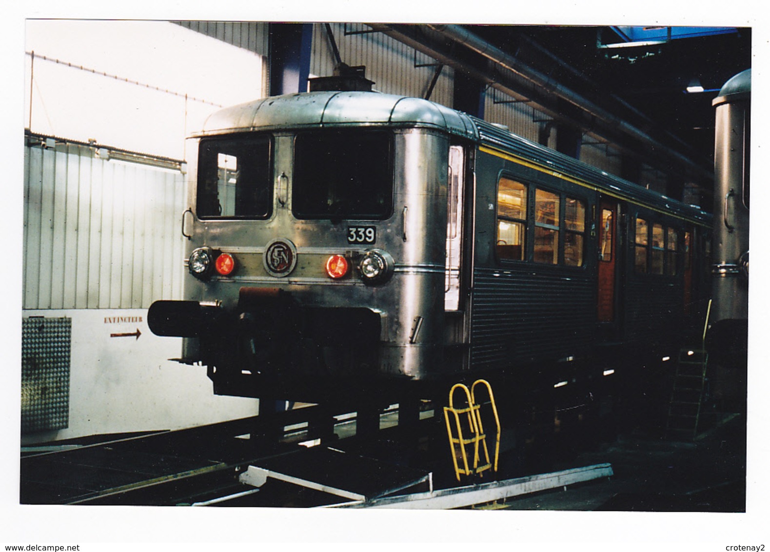 PHOTO Originale Train Wagon Engin De Traction Loco Rame Banlieue INOX Gris SNCF N°339 Côté 1ère Classe En Atelier - Treinen