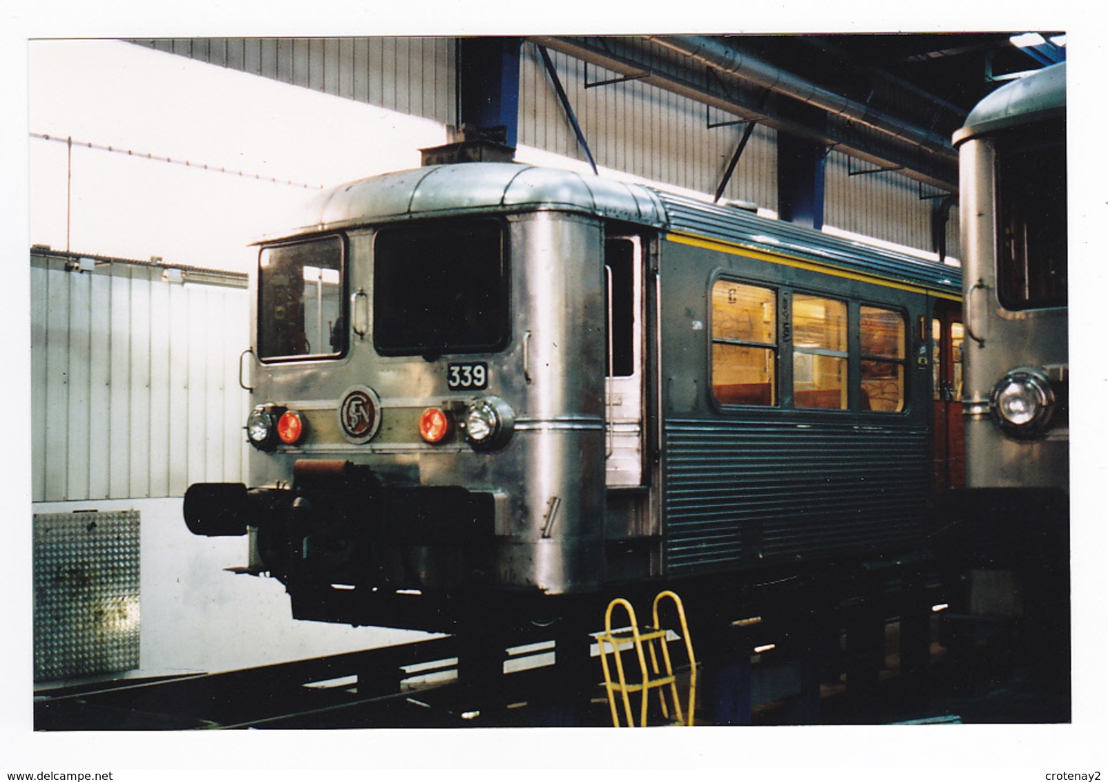 PHOTO Originale Train Wagon Engin De Traction Loco Rame Banlieue INOX Gris SNCF N°339 Côté 1ère Classe En Atelier - Trains