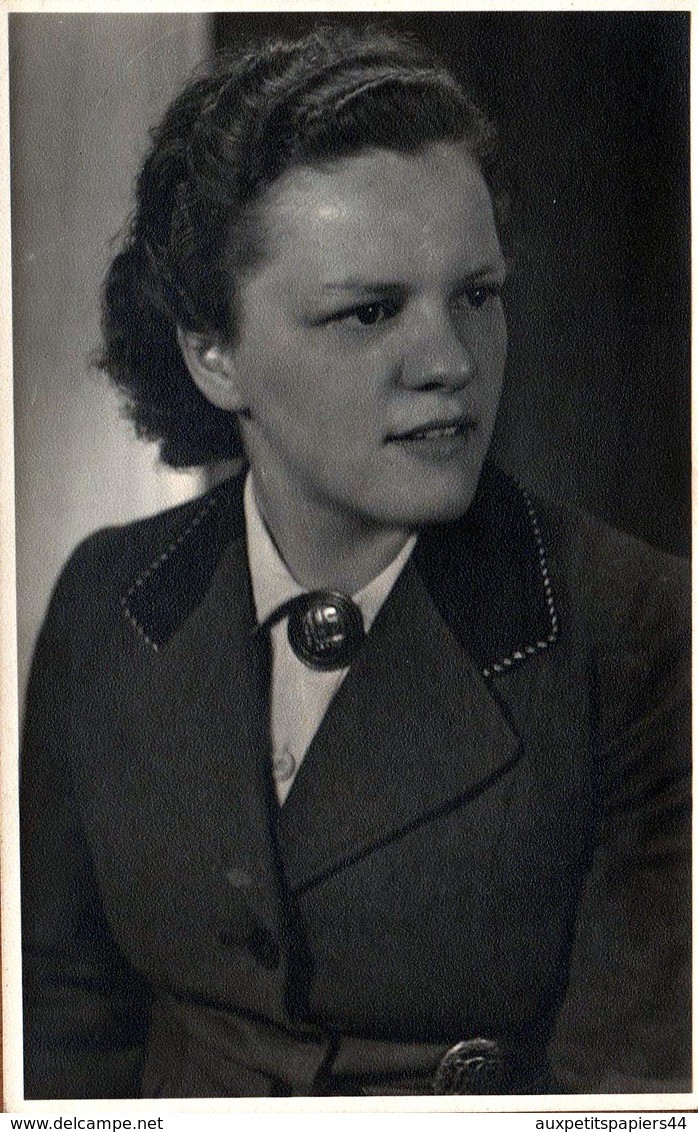 Carte Photo Studio Originale Portrait De Femme En Uniforme Sous Le III Reich & Légende Dos En 1943 Foto Cröger, Ostritz - Guerre, Militaire