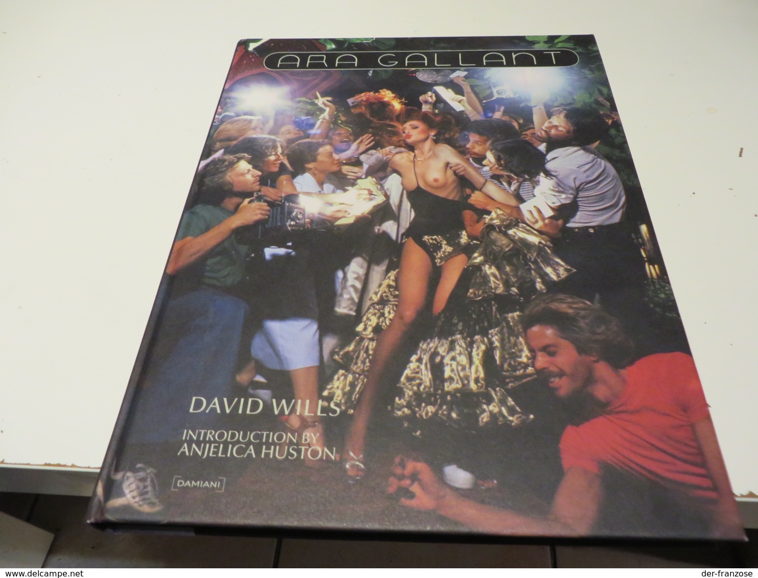 A R A  G A L L A N T  DAVID WILLS  INTRODUCTION BY ANJELICA HUSTON  FOTOBUCH - Photography