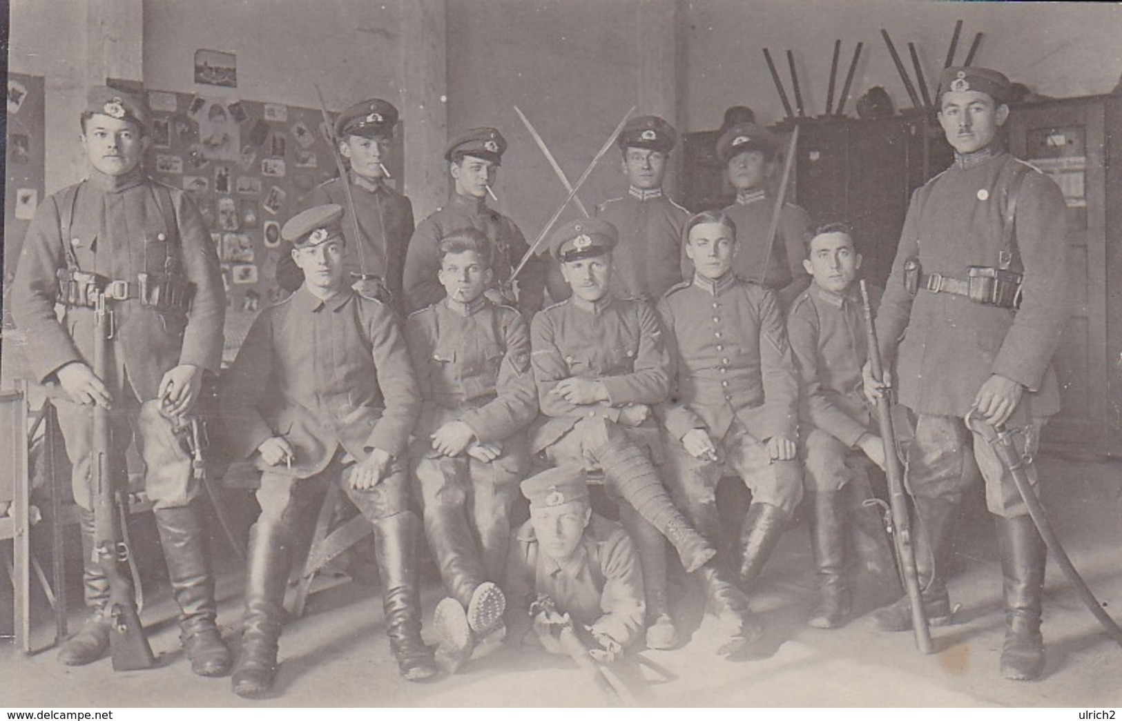 AK Foto Gruppe Deutsche Soldaten Auf Der Stube - Gewehre Säbel Zigaretten - 1. WK (46008) - Weltkrieg 1914-18