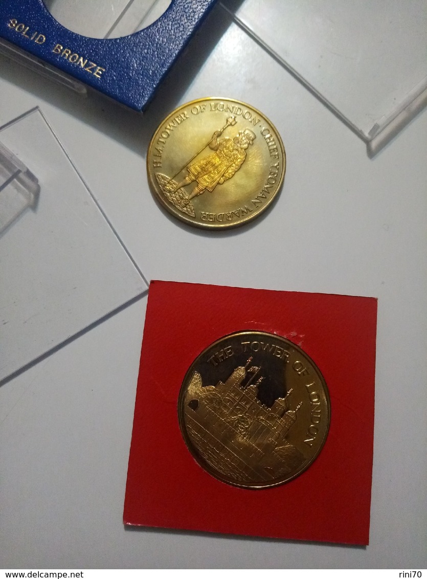 2 Money Coins And Chief Yeoman Warder Tower Of London Solid Bronze UK Gran Bretagna - Monarchia/ Nobiltà