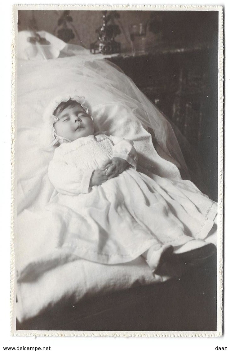 Enfant Sur Son Lit De Mort  Photo Carte Post Mortem - Personnes Anonymes