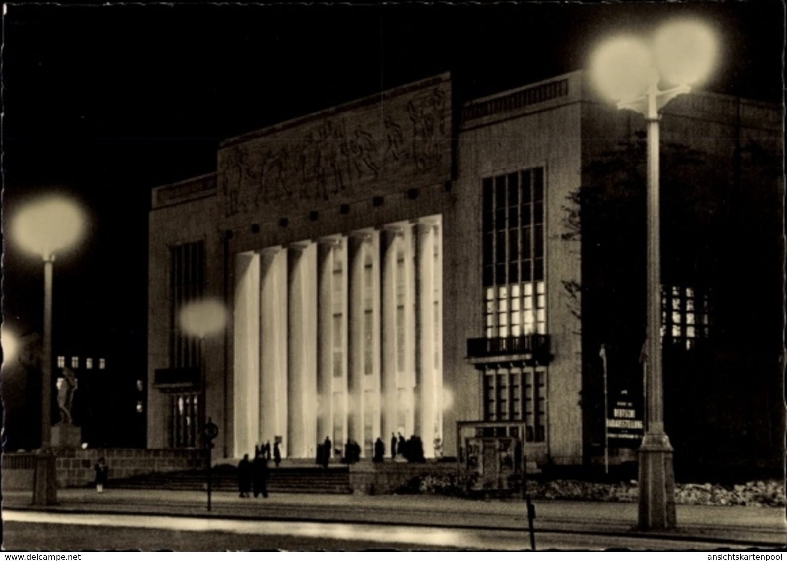 Cp Berlin Friedrichshain, Deutsche Sporthalle In Der Stalinallee, Nacht, Beleuchtet - Autres & Non Classés