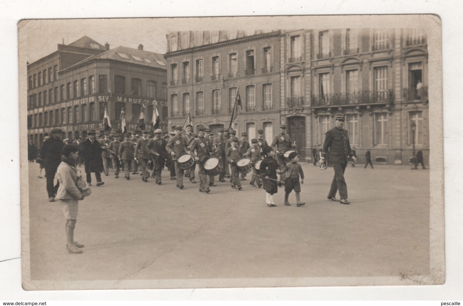 76 SEINE MARITIME - CARTE PHOTO ELBEUF PLACE ARISTIDE BRIAND - FANFARE DEVANT LA SIV SOCIETE INDUSTRIELLE DU VETEMENT - Elbeuf