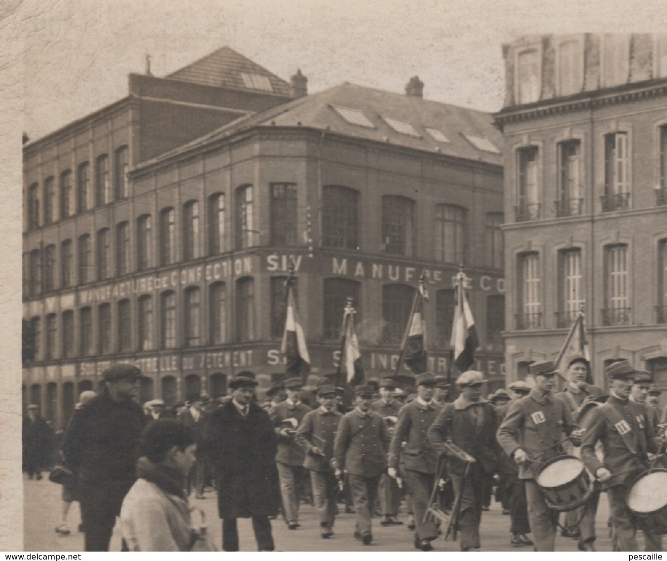 76 SEINE MARITIME - CARTE PHOTO ELBEUF PLACE ARISTIDE BRIAND - FANFARE DEVANT LA SIV SOCIETE INDUSTRIELLE DU VETEMENT - Elbeuf