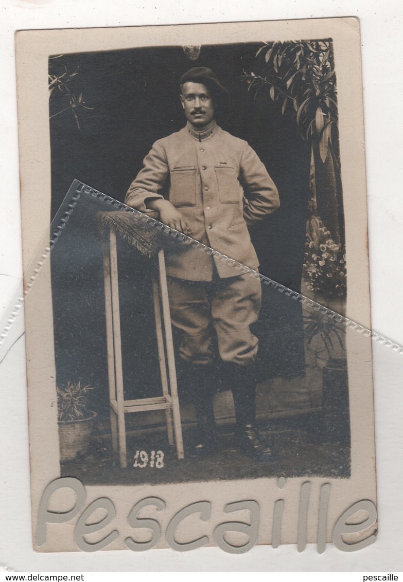 MILITARIA WW1 GRECE MACEDOINE - CARTE PHOTO SOLDAT A IDENTIFIER - CHASSEUR ALPIN ? - PETROS COÏDES PHOTOGRAPHE FLORINA - Uniformes