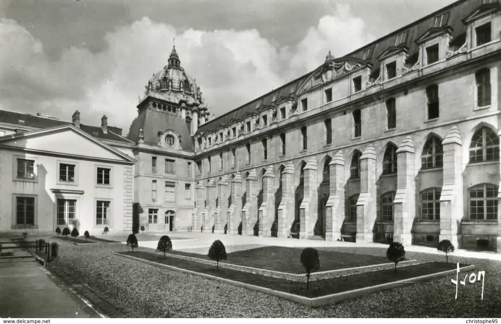 75 .20632 . Paris . Hopital Militaire Du Val De Grace .cour Broussais .cpsm . - Santé, Hôpitaux