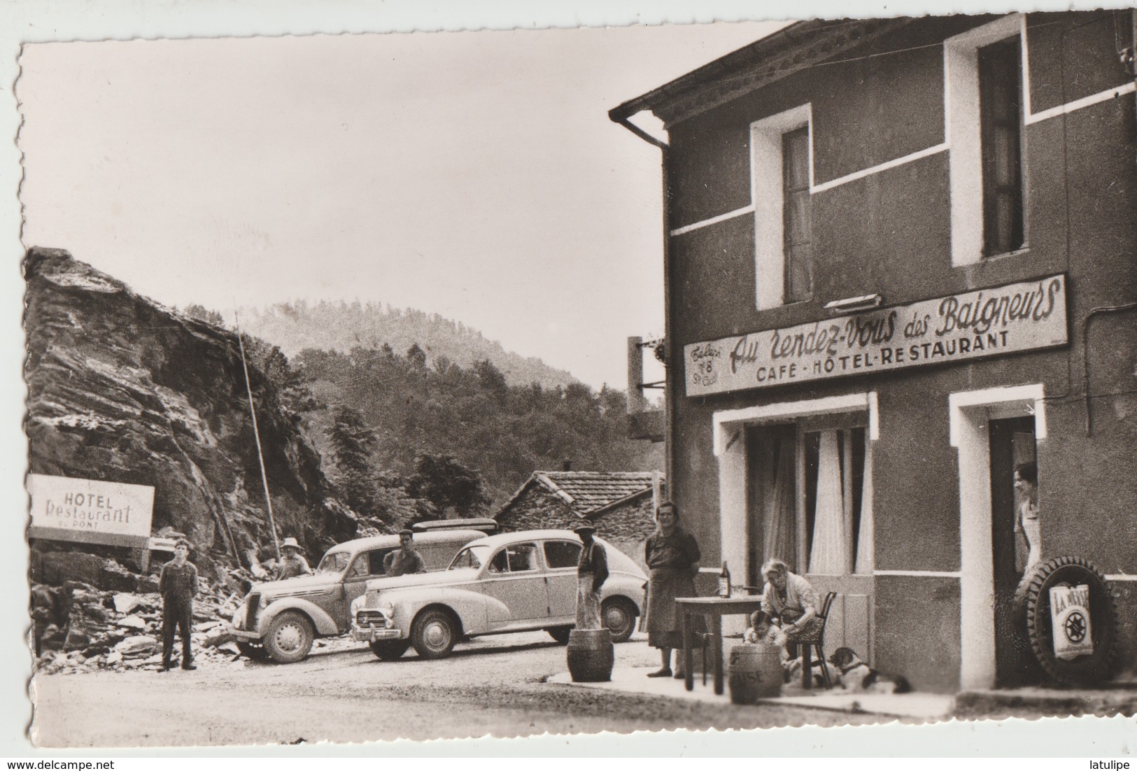 Sainte'Cecile-d'Andorge  30   Le Café-Hotel-Restaurant MEYNADIER Terrasse Et Rue Animée Et Voitures - Otros & Sin Clasificación