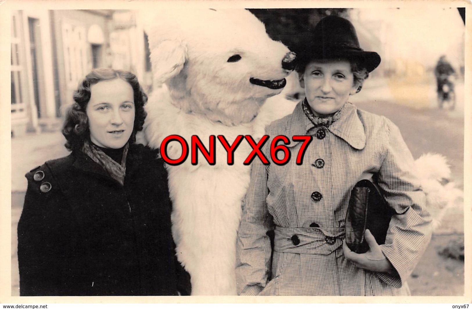 Carte Postale Photo Montreur OURS Blanc Déguisé Avec 2 Jeunes Femmes   Foto Agfa 2 SCANS - Fotografie