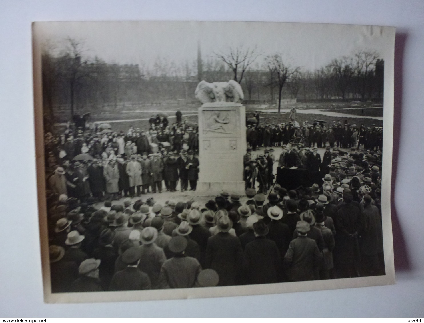 QUI SERA IDENTIFIER CETTE PHOTO 24 Cm X 18 Cm DES ANNEES 20/24, MONUMENT A LA GLOIRE DE HENRI FARMAN SUR BIPLAN VOISIN. - Autres & Non Classés