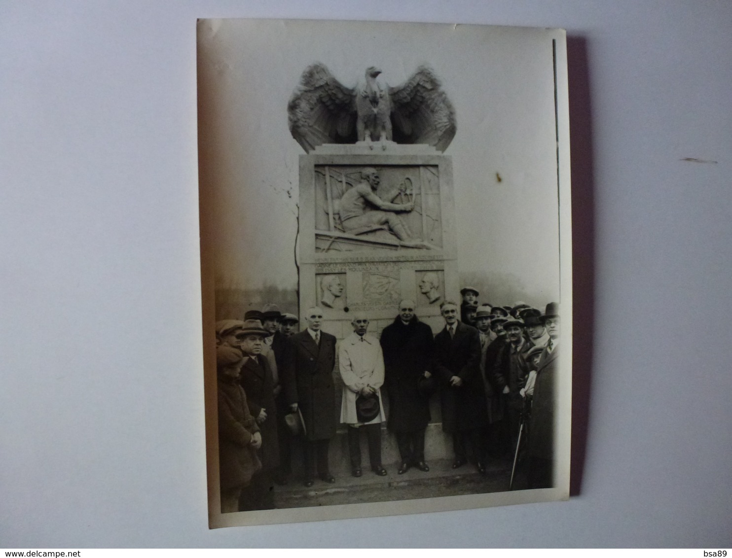 QUI SERA IDENTIFIER CETTE PHOTO 24 Cm X 18 Cm DES ANNEES 20/24, MONUMENT A LA GLOIRE DE HENRI FARMAN SUR BIPLAN VOISIN. - Autres & Non Classés