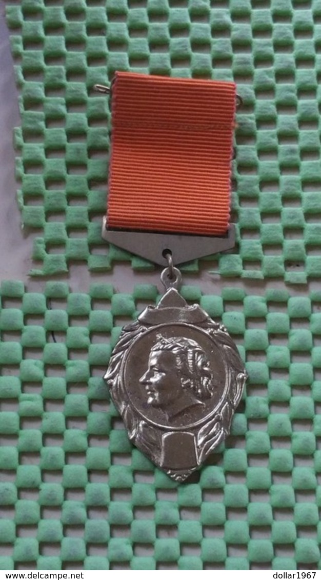 Medaille :Netherlands  - Koningin. Juliana Wandeltocht Velp  / Vintage Medal - Walking Association - Royaux/De Noblesse