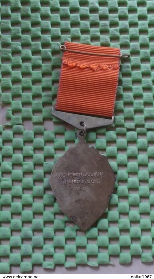 Medaille :Netherlands  - Koningin. Juliana Wandeltocht Velp  / Vintage Medal - Walking Association - Adel