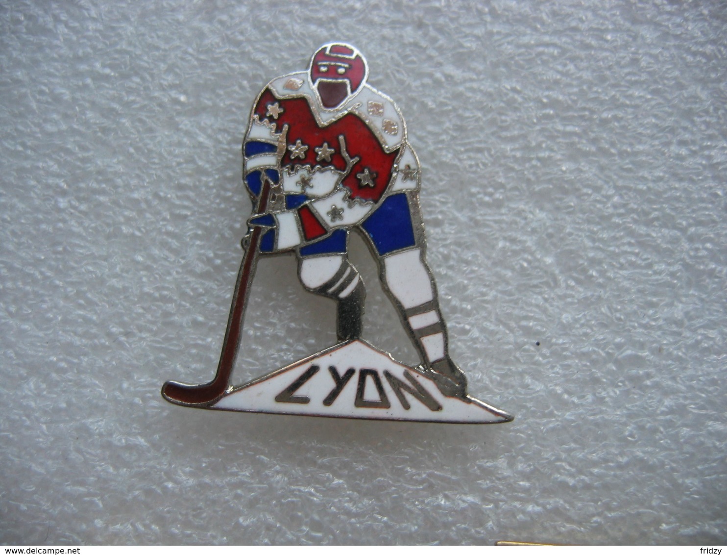 Pin's D'un Joueur De Hockey Sur Glace De L'equipe De La Ille De LYON - Pattinaggio Artistico