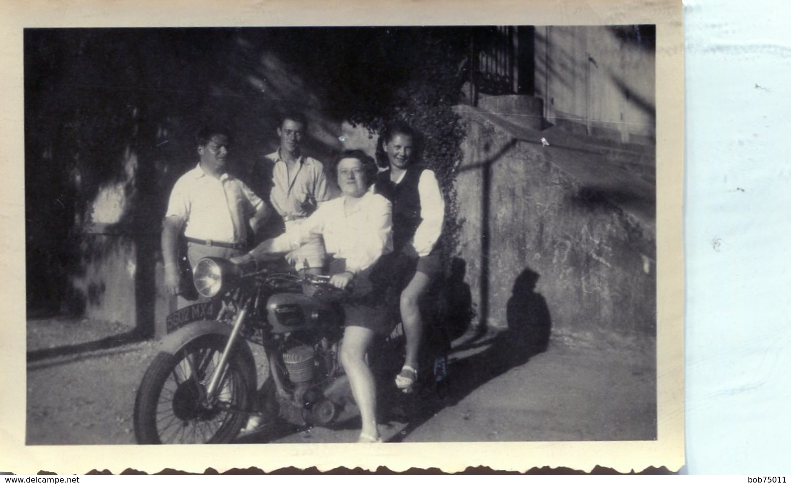 Photo De Deux Femmes Assise Sur Une Ancienne Moto A La Campagne (2) - Personnes Anonymes