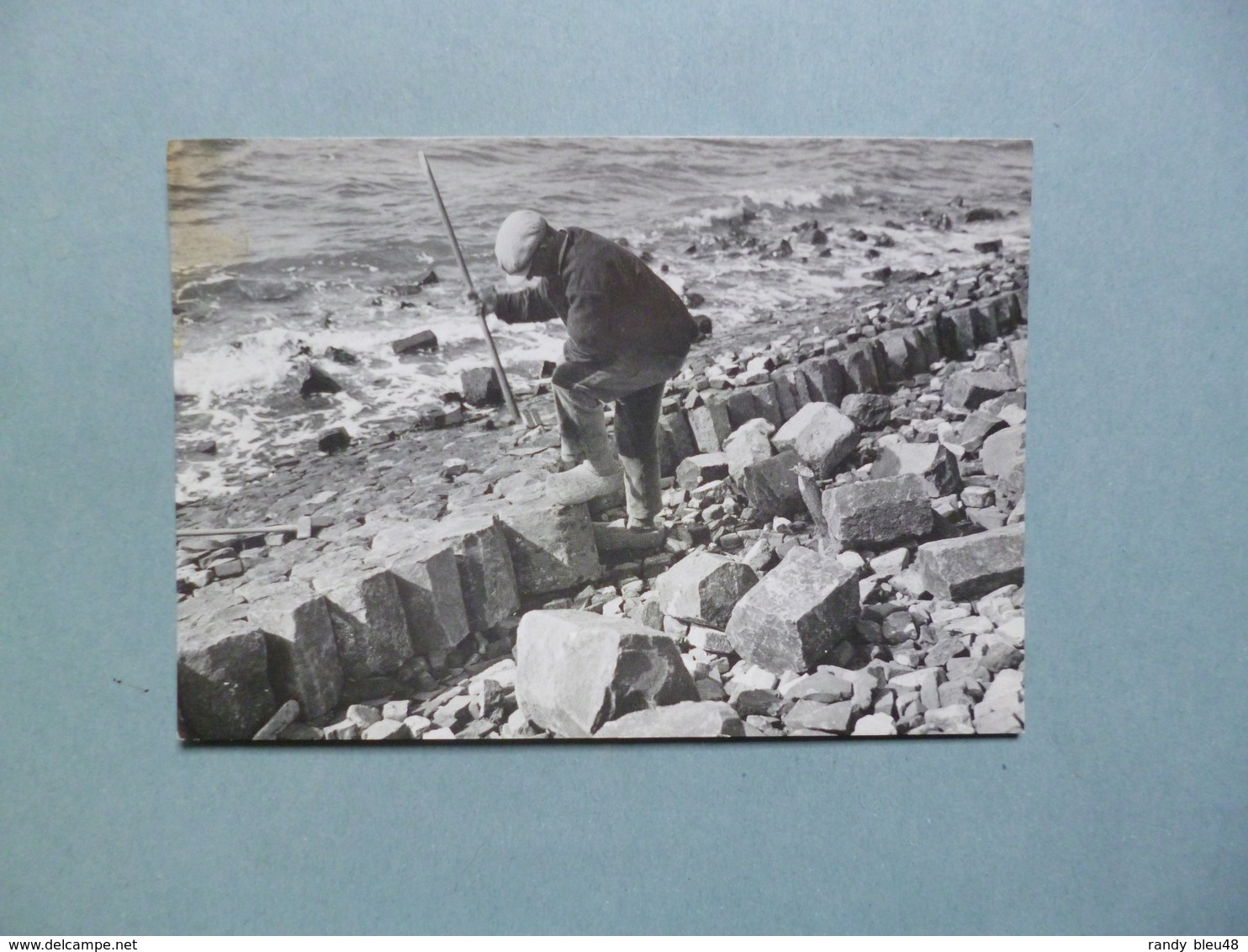 AFLSUITDIJK  -  DEN OVER  -  Steenzetter Aan Werk Op......  Photo  -  Foto  Gemeente WIERINGEN - Den Oever (& Afsluitdijk)