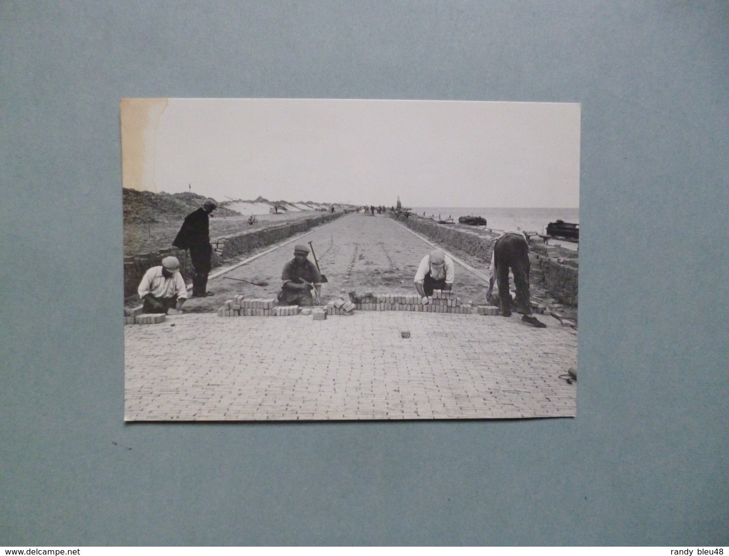 AFLSUITDIJK  -  DEN OVER  -  Aanleg Van De Klinkerbestrating ........  Photo  -  Foto  Gemeente WIERINGEN - Den Oever (& Afsluitdijk)