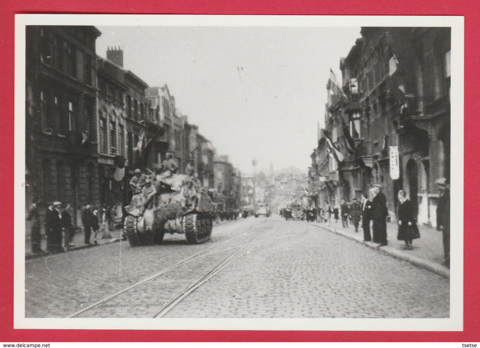 Charleroi - Libération Septembre 1944 - Soldats Et Véhicules US ...Avenue Des Alliés - Retirage - War 1939-45