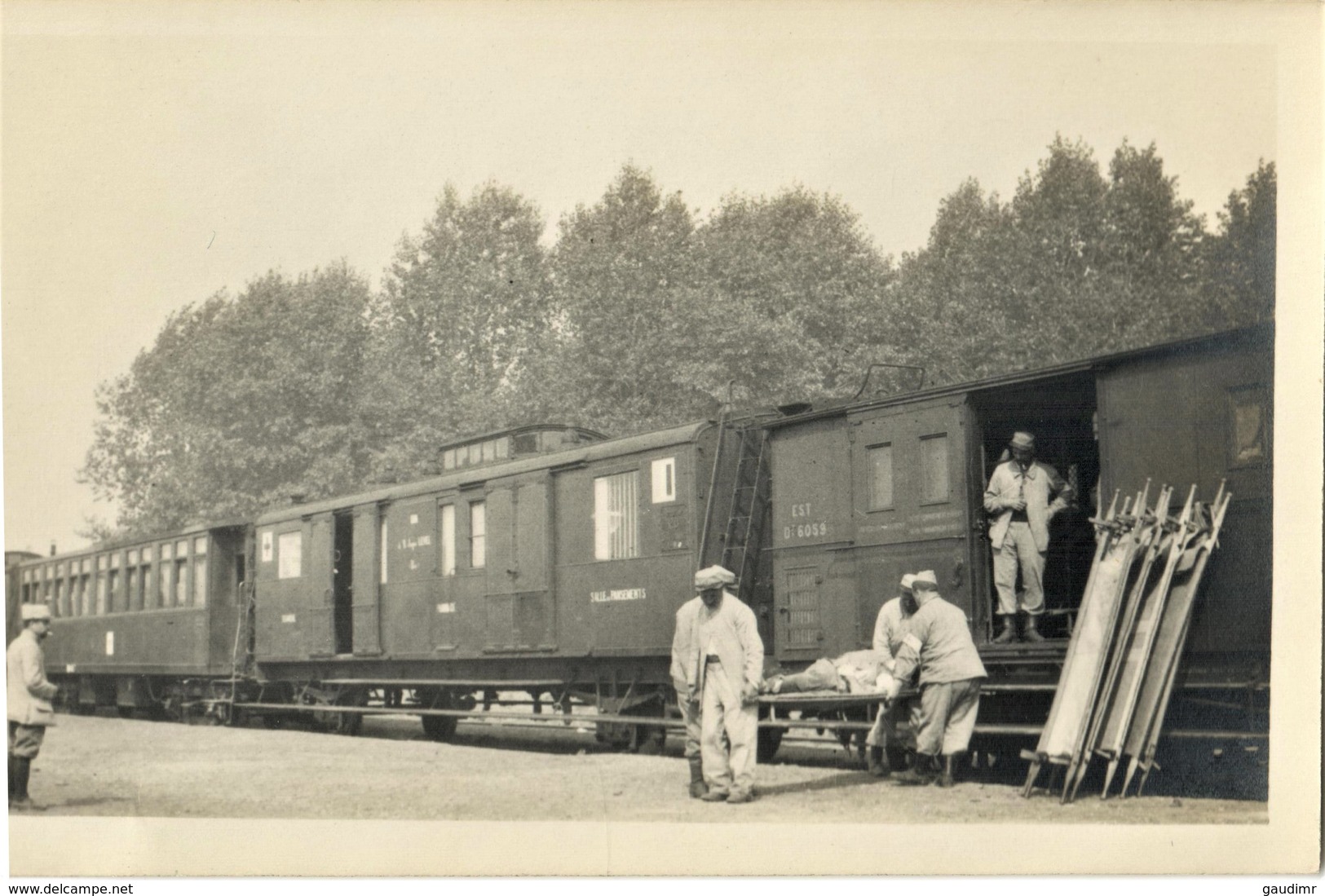 CARTE PHOTO FRANÇAISE - TRAIN SANITAIRE A RETHONDES PRES DE COMPIEGNE - OISE - GUERRE 1914 1918 - 1914-18