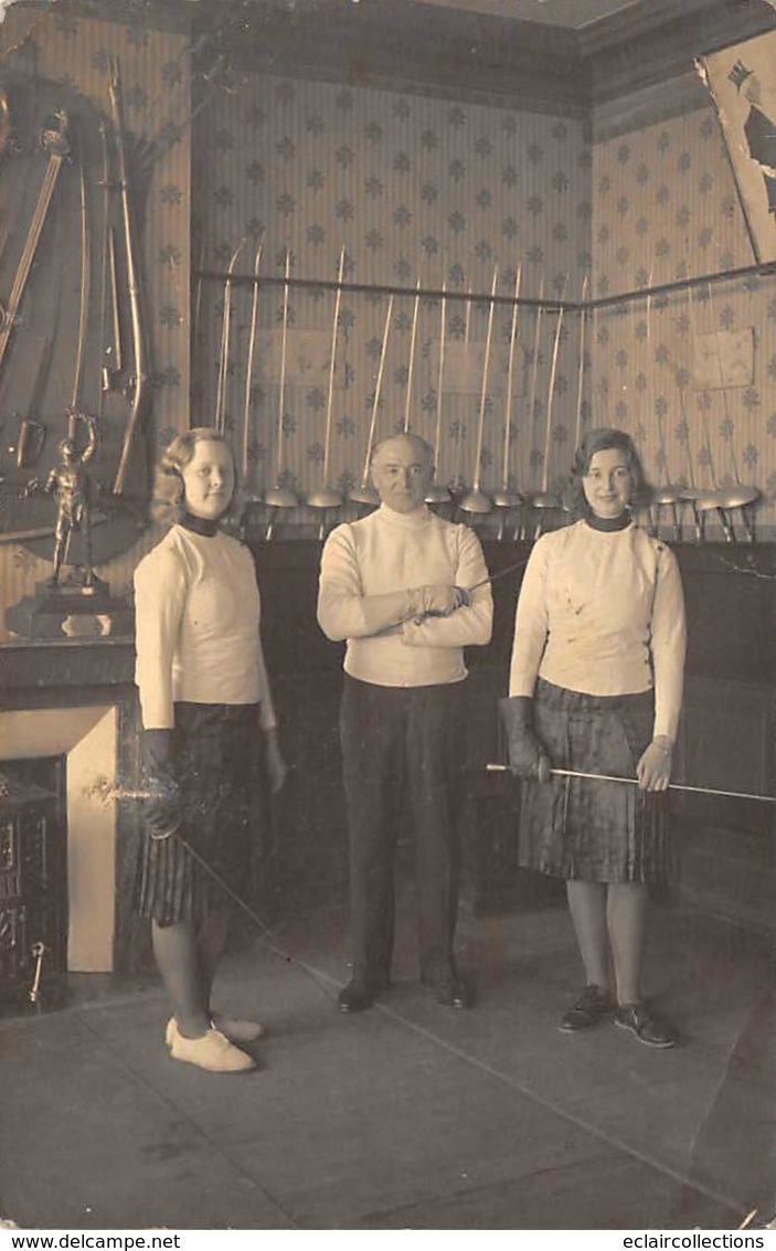 Thème   Escrime.    Saumur   49.    Deux Jeunes Femmes Et Maître D'Armes  Carte Photo   (voir Scan) - Fencing