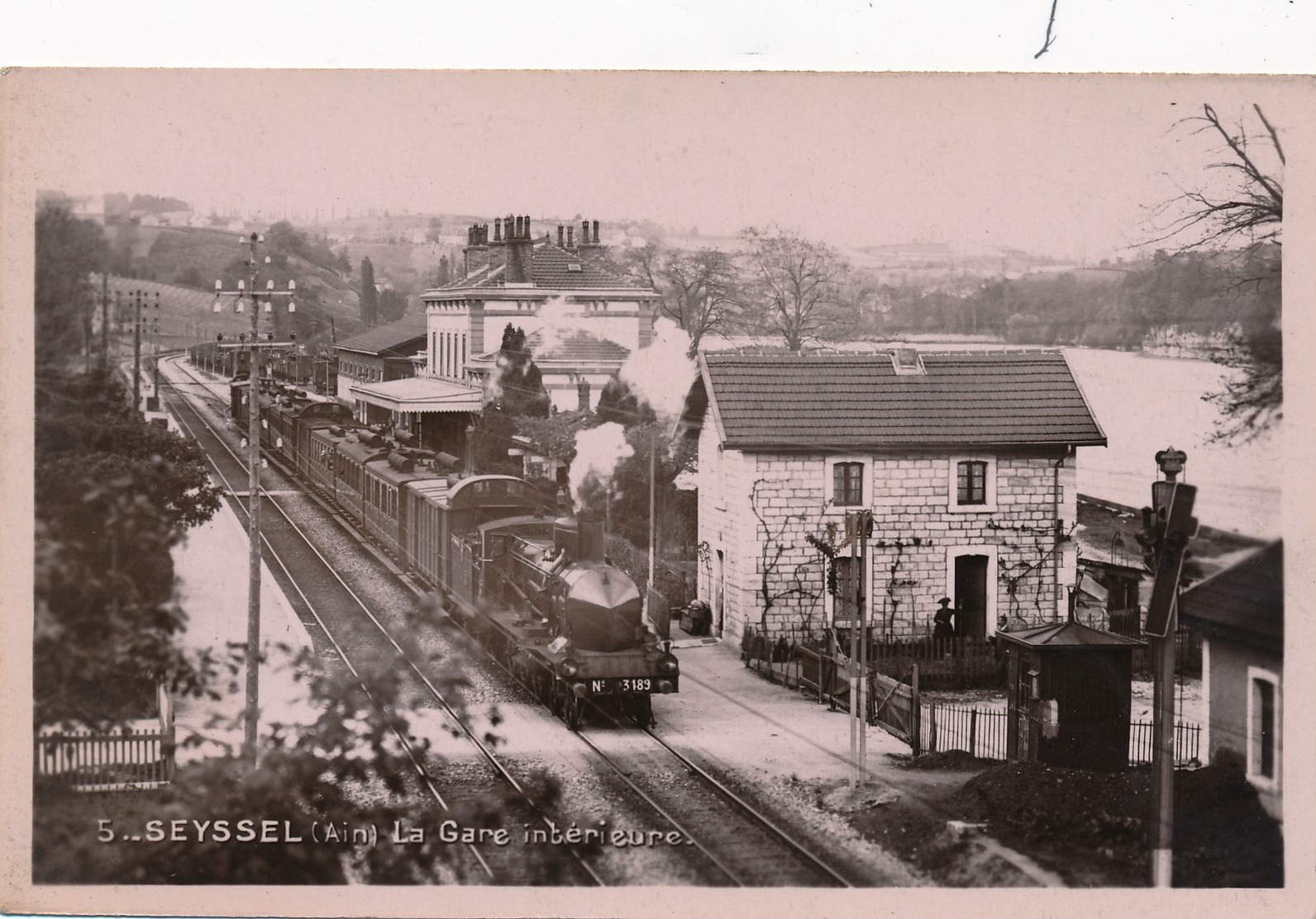 J9 - 01 - SEYSSEL - Ain - La Gare Intérieure - Train - Locomotive - Seyssel