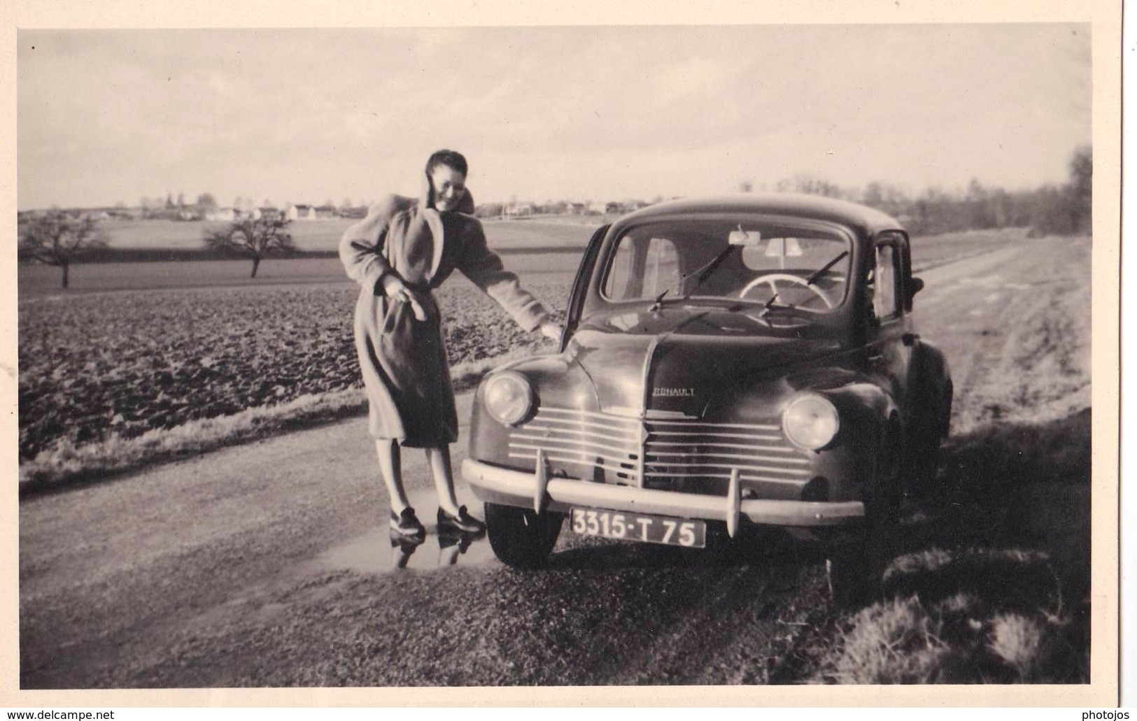 Photo Format Carte Automobile  : Une 4 Cv Renault  Et Sa Conductrice Immatriculée 75 - Auto's