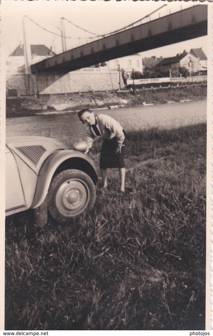 2 Photos Format Carte Automobile  :  2 Cv Citroen Et Sa Conductrice Sous Un Pont De Loire - Auto's