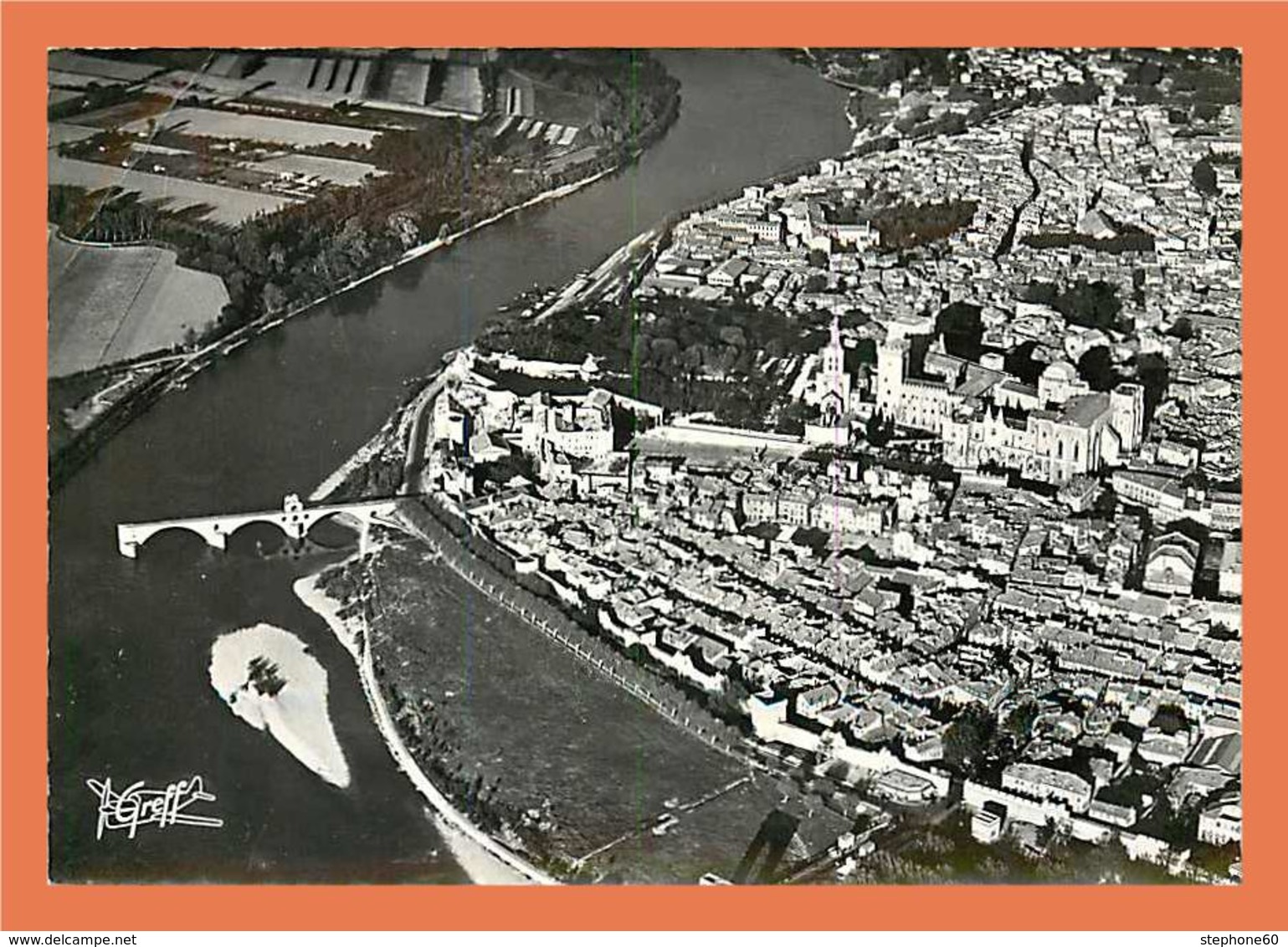 A313 / 479 84 - AVIGNON Vue Aérienne - La Ville, Le Palais Des Papes? - Autres & Non Classés