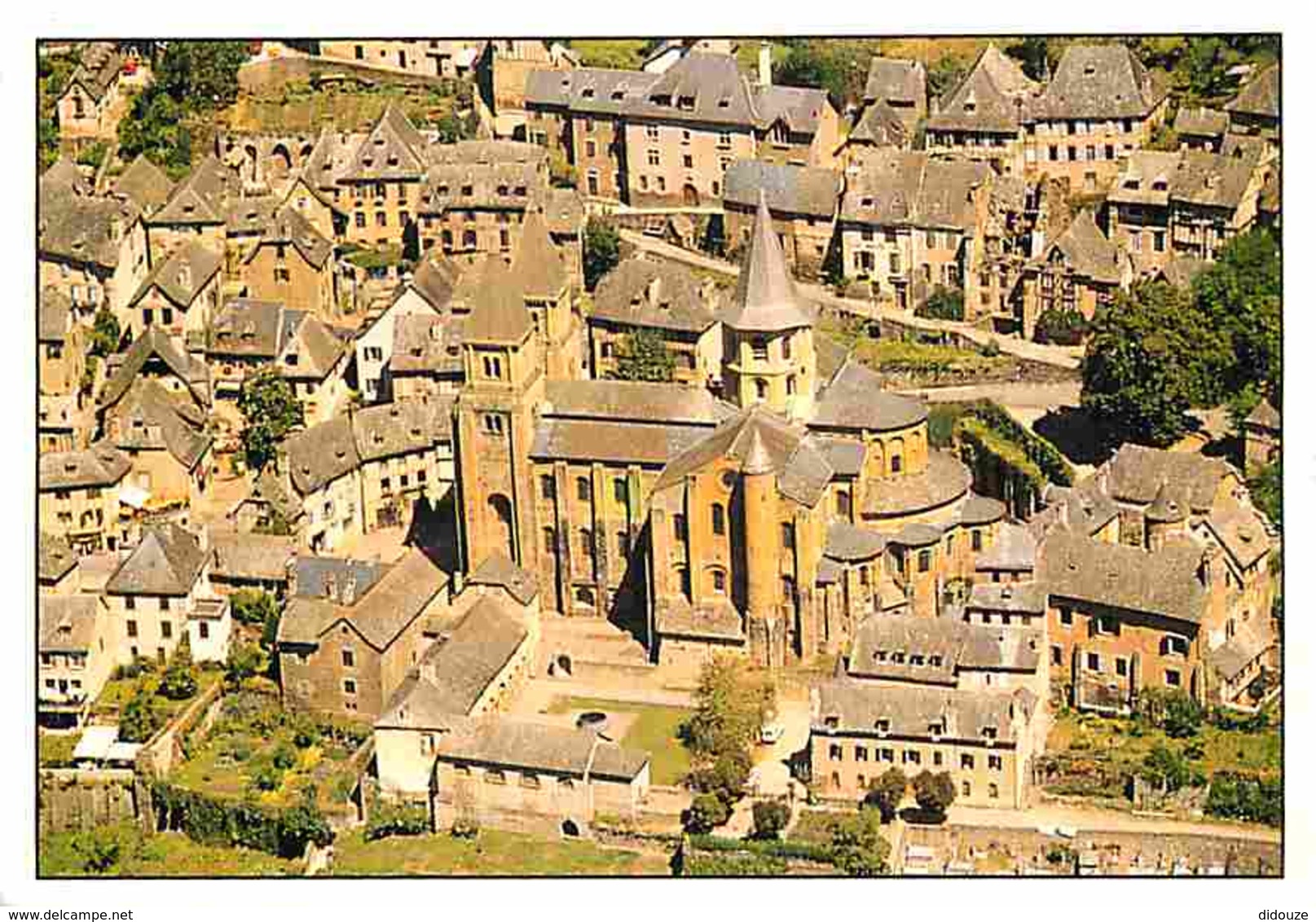 12 - Conques En Rouergue - L'église Et Le Cloître Au Centre Du Village - Vue Aérienne - Voir Scans Recto-Verso - Otros & Sin Clasificación