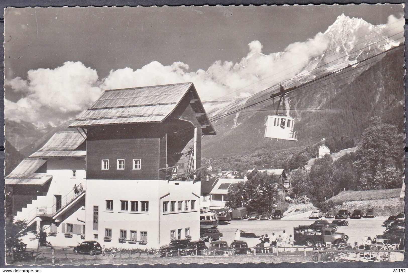 74   LES HOUCHES   Hte-Savoie  " Le Départ Du Téléphérique De Bellevue "  CPSM  Non écrite  Num 15606 Avec VOITURES... - Les Houches