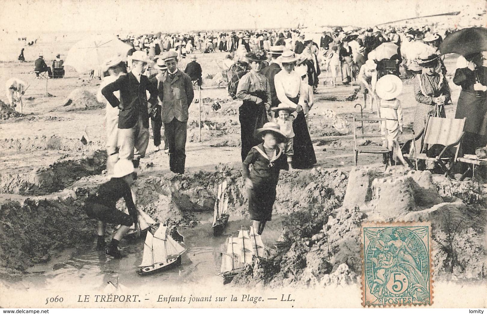 76 Le Treport Enfants Jouant Sur La Plage Enfant Maquette Bateaux Bateau Cpa Carte Animée - Le Treport