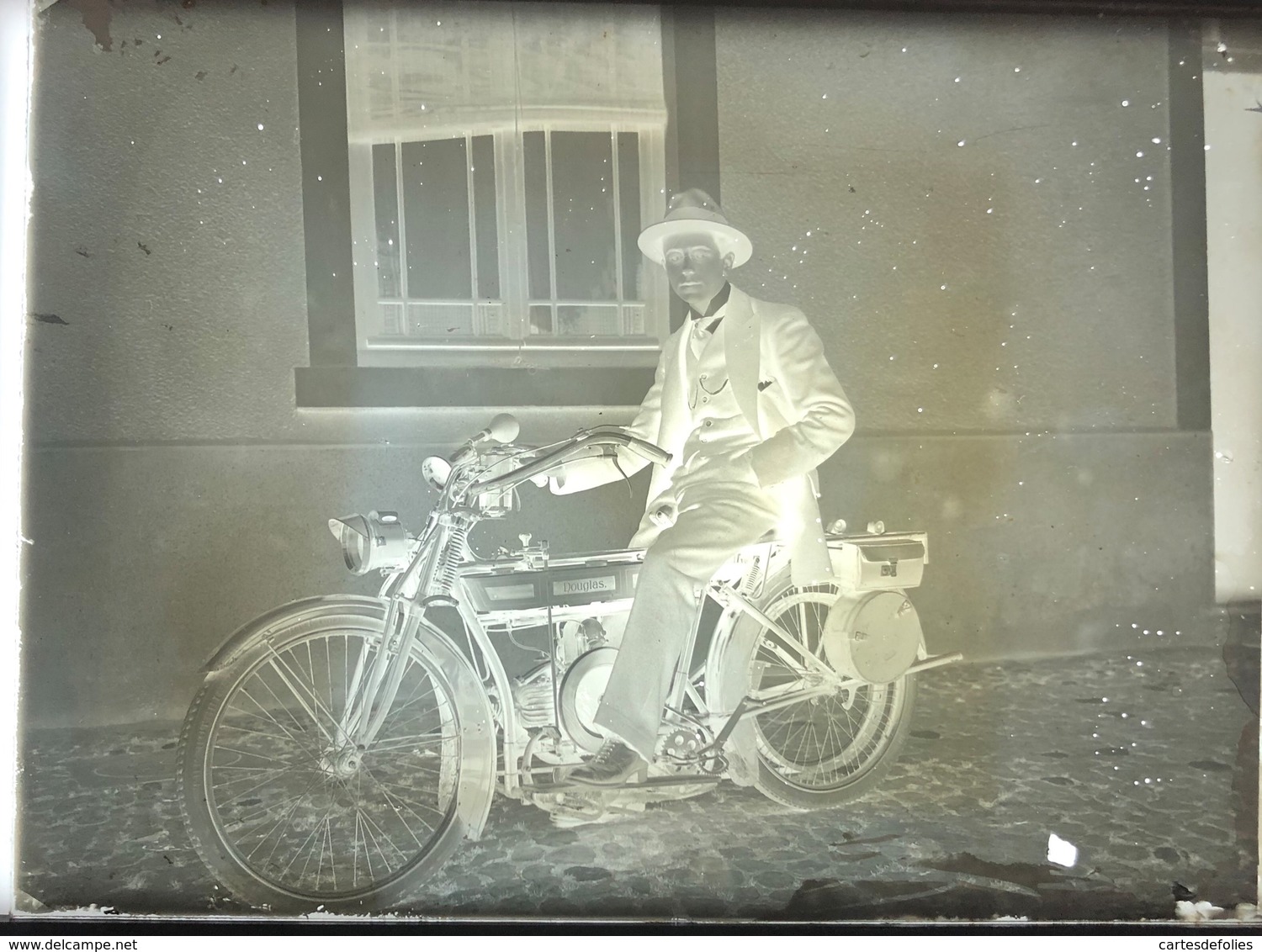 Plaque De Verre. Ancienne Moto DOUGLAS Anglaise . Elle Ne M’assis Sur L’ancienne Moto. - Glass Slides