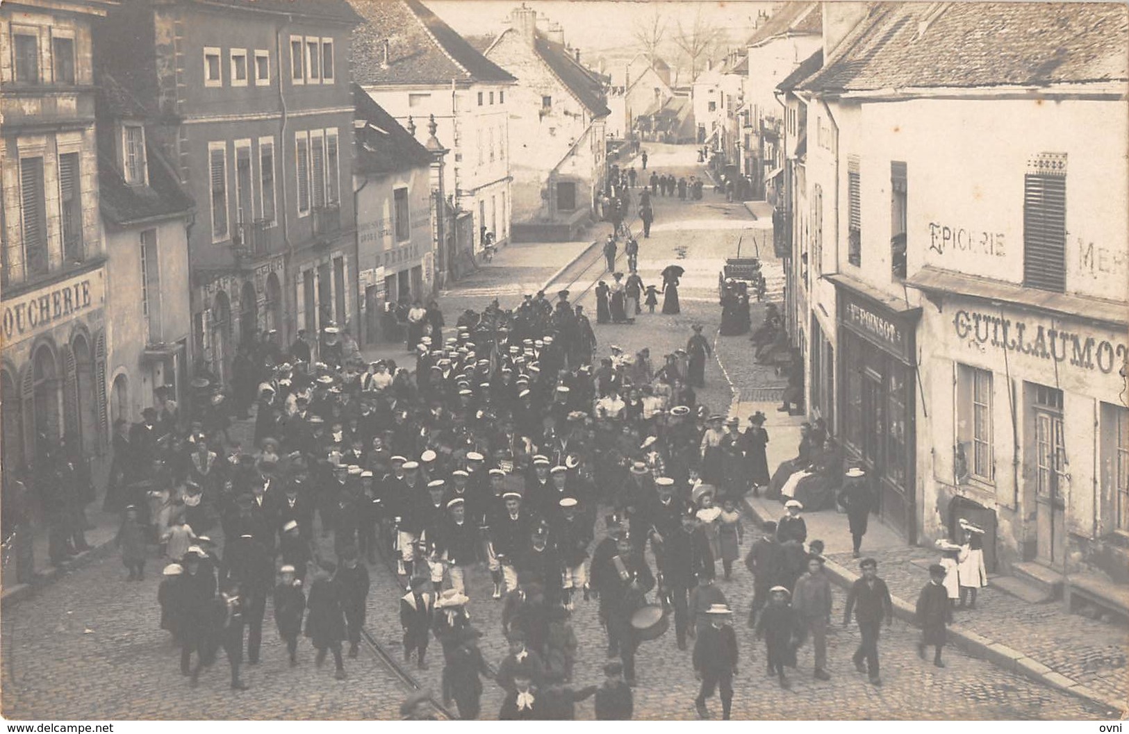 21 -  CPA  Photo  ARNAY LE DUC Fanfare épicerie Guillamot Et épiccerie Poinso Faubourg St Jacques RARE - Arnay Le Duc