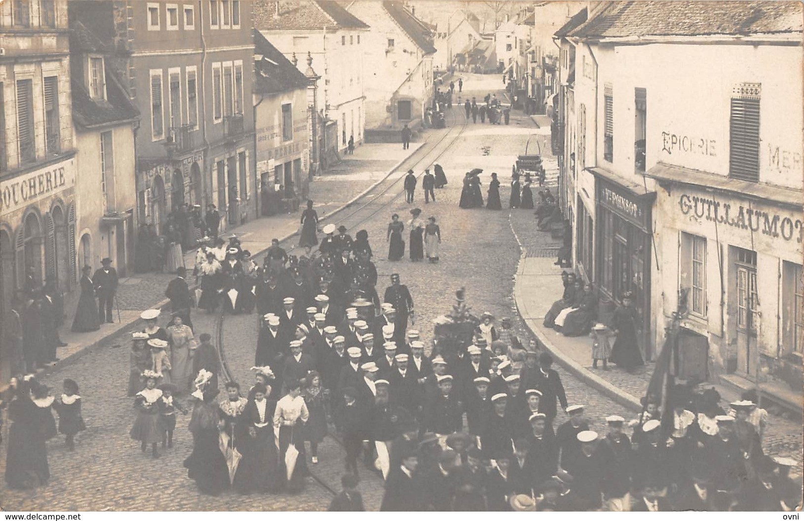 21 -  CPA  Photo  ARNAY LE DUC Fanfare épicerie Guillamot Et épiccerie Poinso Faubourg St Jacques RARE - Arnay Le Duc