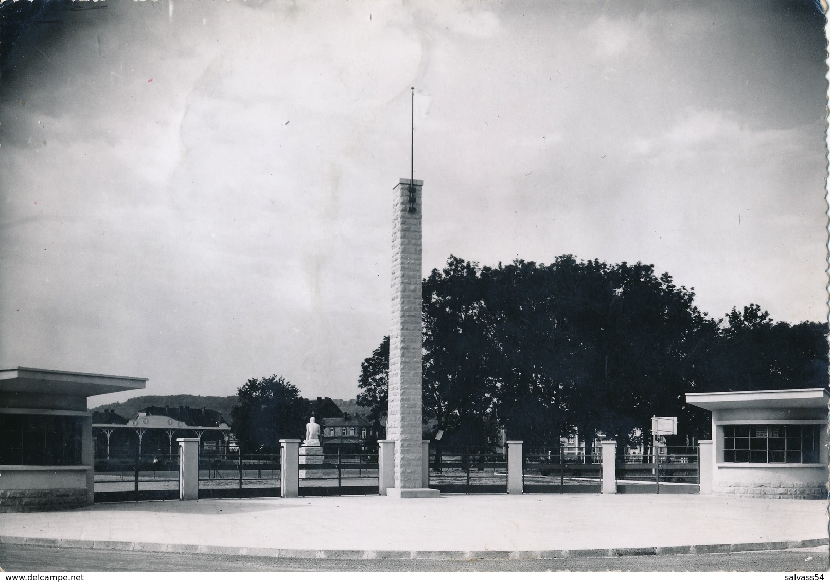 57) THIONVILLE : Carte-photo - L'entrée Du Stade (Avril 1954) - Thionville