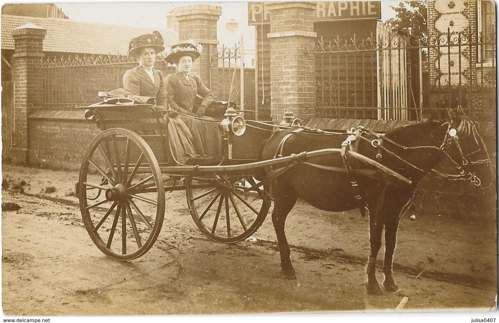 CURIOSITE PHOTOGRAPHIQUE Carte Photo Devant Chez Un Photographe Attelage Cheval à 3 Pattes - Photographie