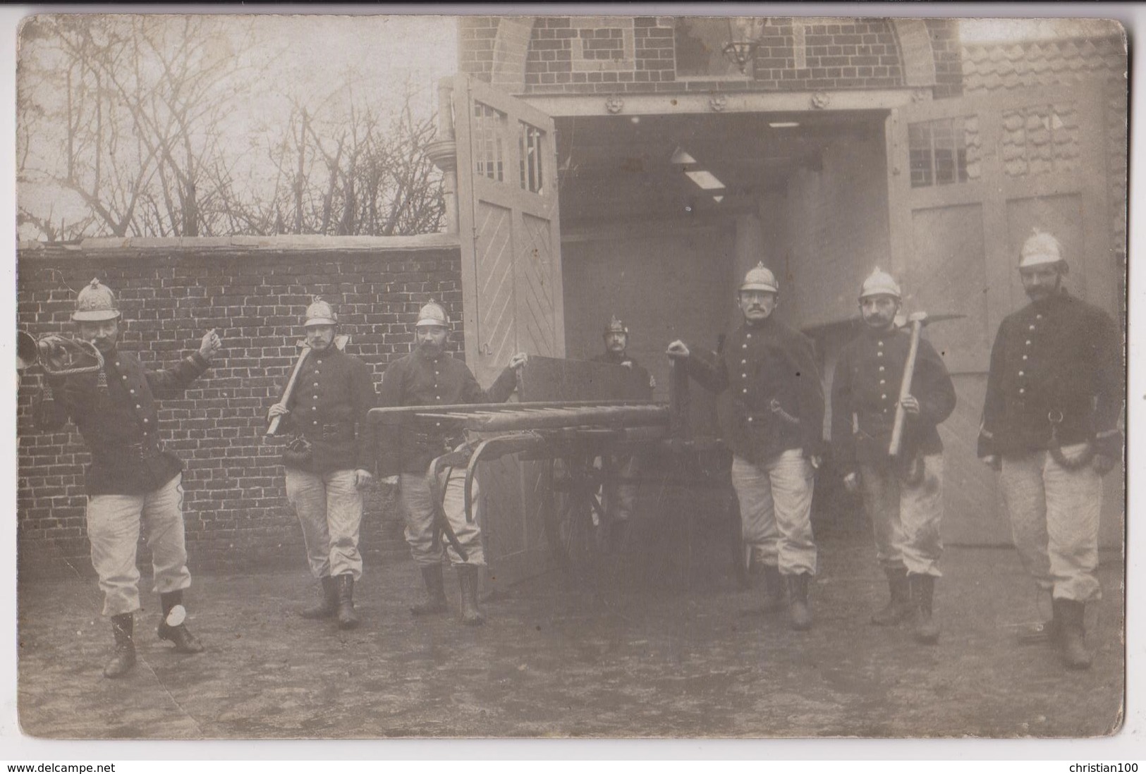 CARTE PHOTO DE SAPEURS POMPIERS : CASERNE DE RONCQ (NORD) ? - BRANCARD - HACHE INCENDIE - TROMPETTE - 2 SCANS - - Feuerwehr