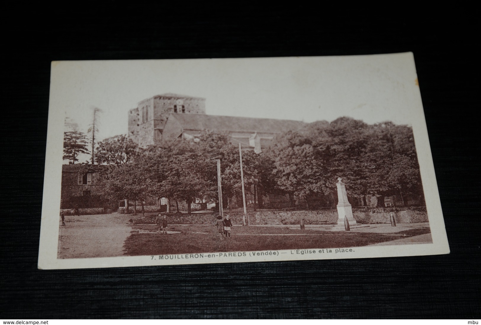 9157        MOUILLERON EN PAREDS, L'EGLISE ET LA PLACE - 1951 - Mouilleron En Pareds