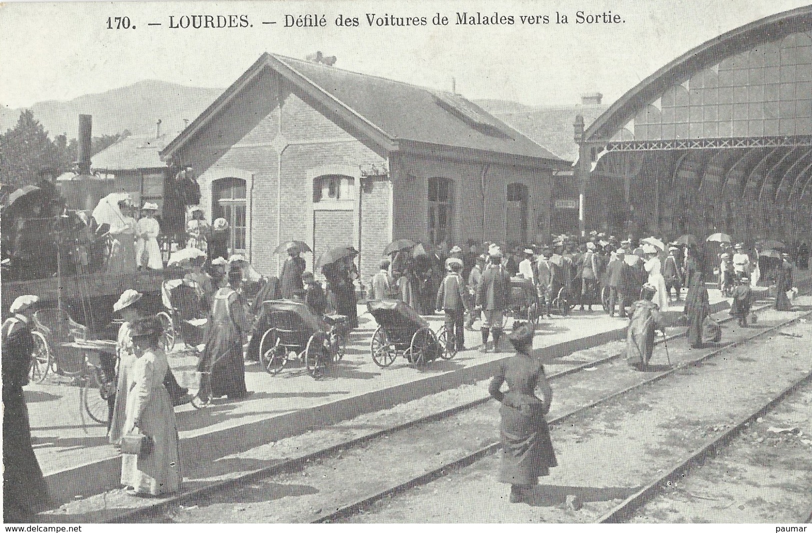 Lourdes   Defilé Des Voituresde Malades Vers  LaSortie  De La Gare - Lourdes