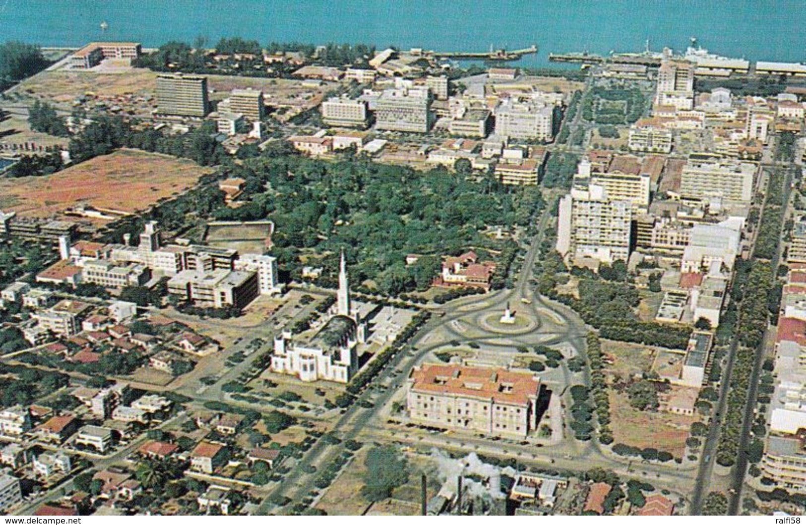 1 AK Mosambik * Maputo - Hauptstadt V. Mosambik (bis 1975 Lourenço Marques) Luftbildaufnahme Mit Kathedrale Und Rathaus - Mosambik