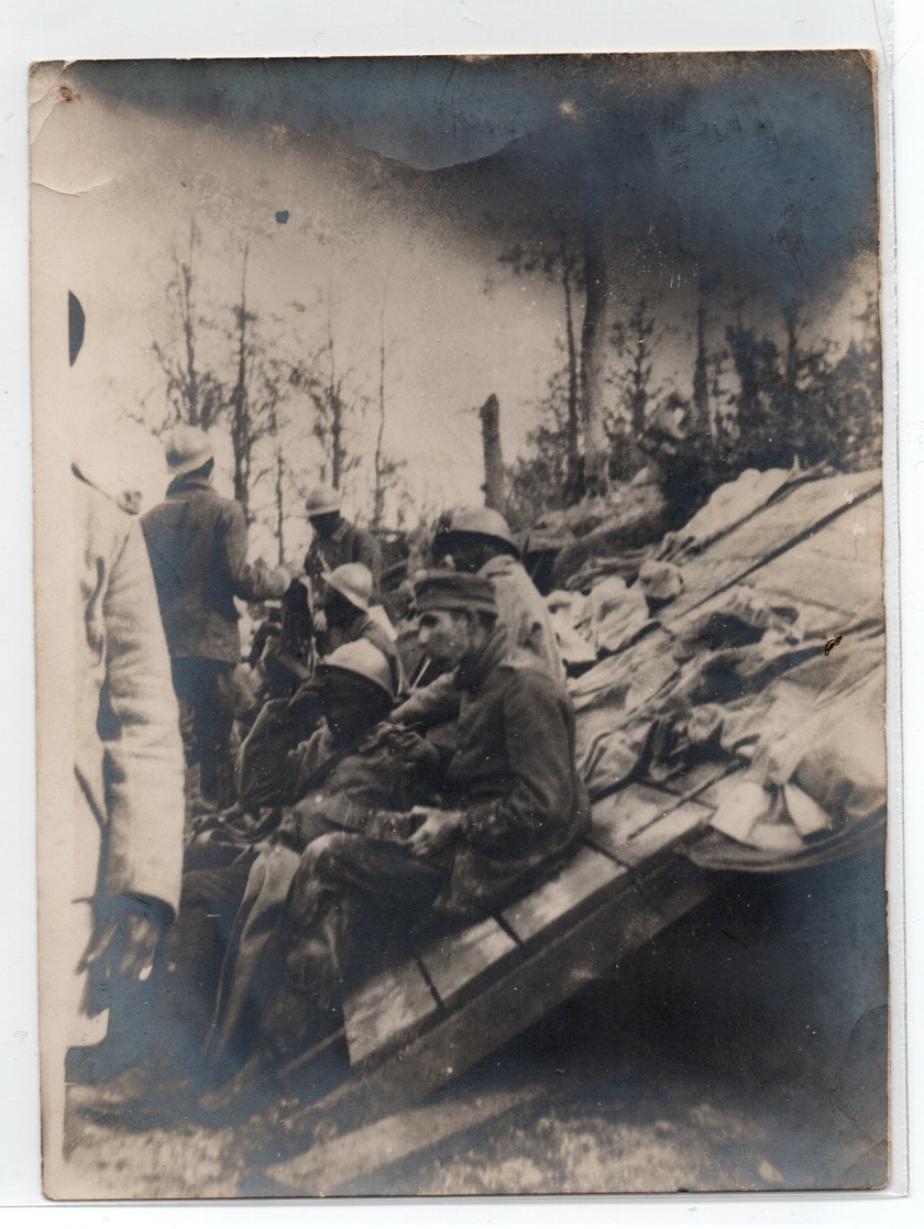 * - Photo De Tirailleurs Sénégalais Avec Un Prisonnier Auquel Ils Ont Donné Du Riz - Datée Du 05/09/1916, Dans La Somme - War, Military