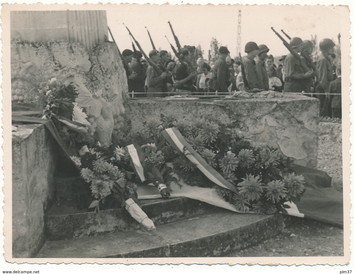 FONDETTES - Photo  9 X 11,5 Cm, 1944 - Passage De Troupe Le Long Du Monument Fleuri - Américains ?, F.F.I. ?, WW2 - Fondettes