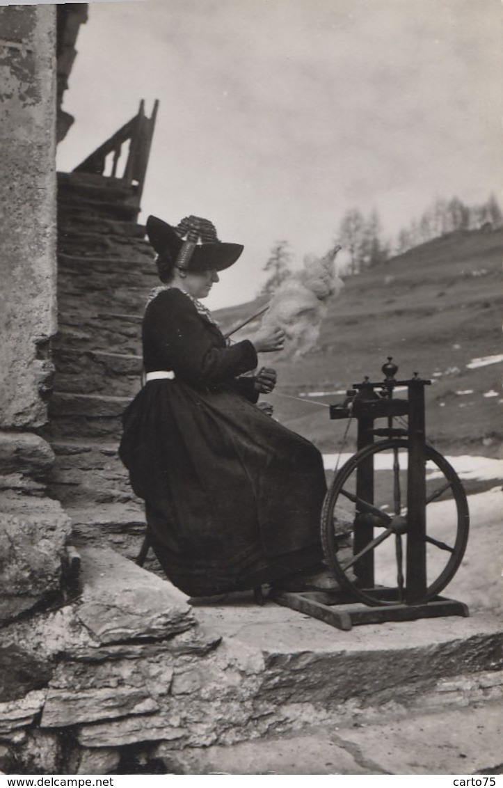 Suisse - Femme Fileuse Laine Rouet - Costume D'Evolène - Evolène