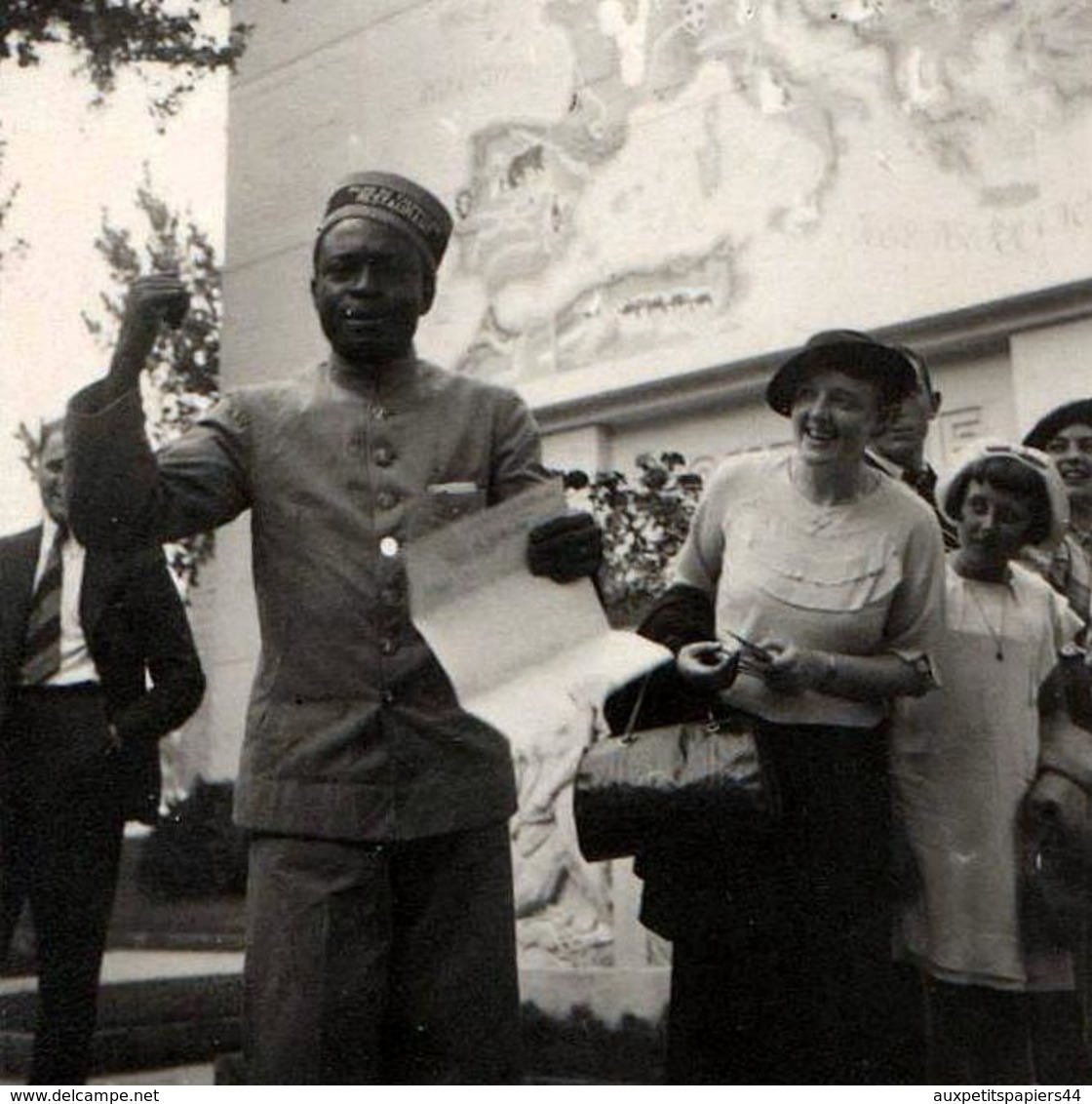 Photo Originale Africain Faisant Un Discours Sous L'Oeil Curieux D'Européennes Découvrant L'Homme Noir Vers 1930/40 - Anonymous Persons