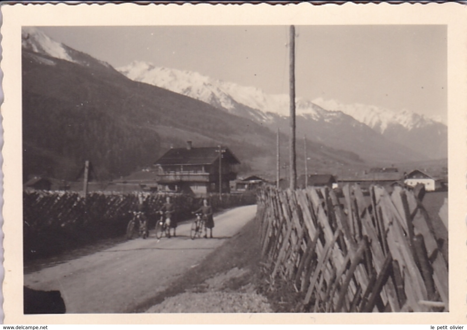 PHOTO ORIGINALE 39 / 45 WW2 WEHRMACHT ALLEMAGNE BRAMBERG LES JEUNES FILLES DES SERVICES B.D.M A VELO - Guerra, Militares