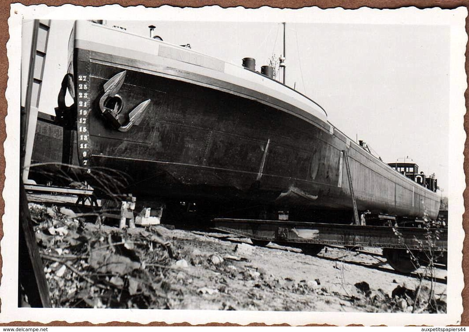 2 Photos Originales Batellerie, Péniche " Anna-Marie " En Cale Sèche - Proue Et Femme Posant Devant Ses Hélices 1953 - Bateaux